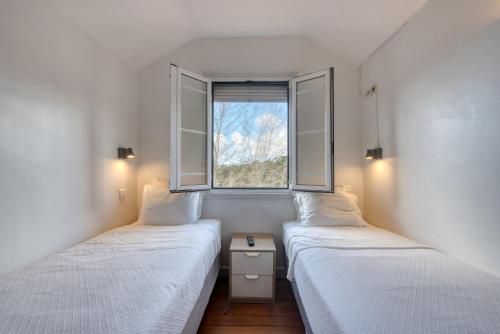 Standard Twin Room image 4