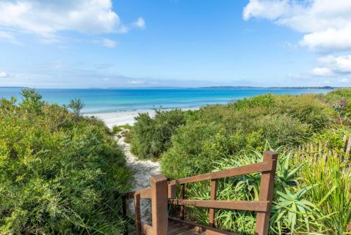 Quay's Cabin - Absolute Beachfront with Views - image 3