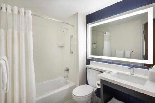 Queen Room with Sofa Bed - Mobility/Hearing Accessible with Tub