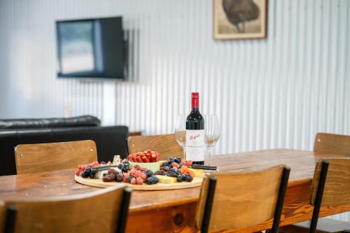 Shared lounge/TV area, Lake Victoria Lodge, Rufus in Murtho