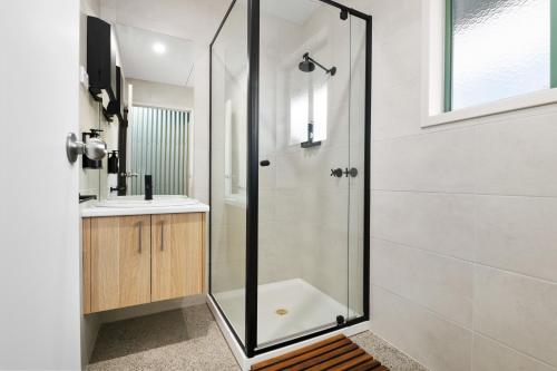 Shower, Lake Victoria Lodge, Rufus in Murtho