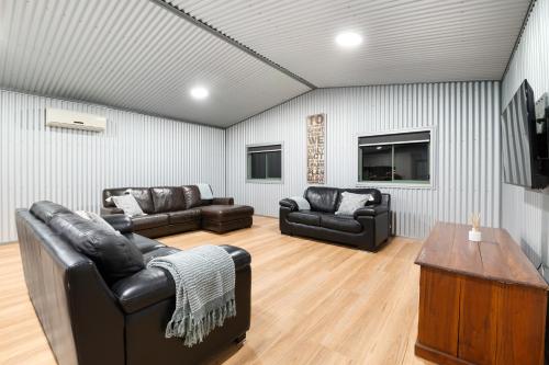 Shared lounge/TV area, Lake Victoria Lodge, Rufus in Murtho