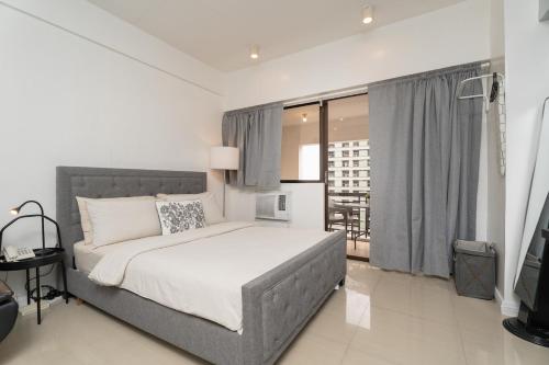 Charming Greenbelt Condo with Balcony & Pool Access, Manila