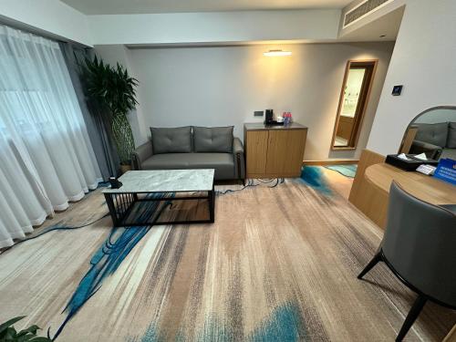 Executive suite room image 3