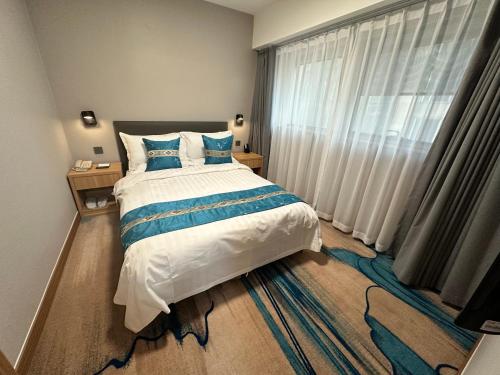 Executive suite room image 2