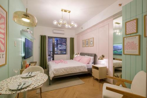 Blush Haven with Netflix, WiFi and Balcony near Glorietta, Manila