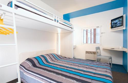 1 double bed, 1 twin bed