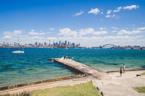 Professional living minutes from the city - image 13