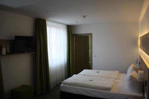 Schwarzer Adler - Hotel Garni 5.4km von Dietersheim entfernt