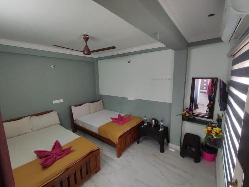Double or Twin Room with Extra Bed image 2