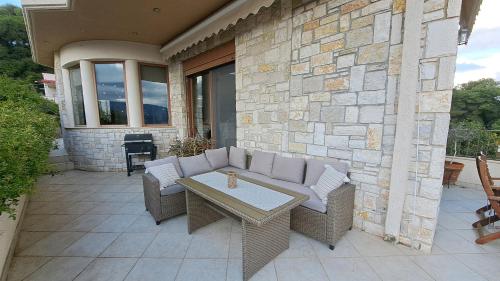 陽台/露台, Panorama Stone Villa in 盧特拉奧萊亞斯厄倫尼斯