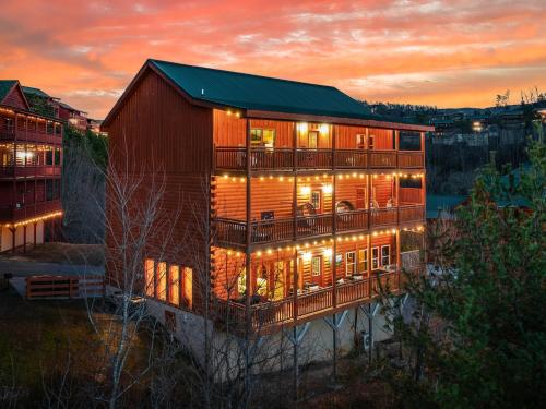 New Luxury Cabin Newly Furnished Sleeps 24 Stunning View Heated Indoor Pool with new Mural Arcade Games Home Theater and Karaoke