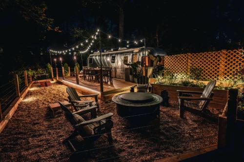 Instalaciones, Cozy Lakefront Airstream - Private Deck and Firepit - Sleeps 6 in Smyrna (GA)