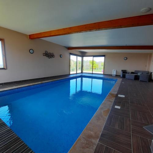 Úszómedence, Magnifique villa avec piscine intérieure (Magnifique villa avec piscine interieure) in Saint-Michel-de-Montjoie