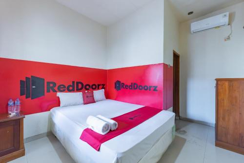 RedDoorz near Pasar Pagi 2 by Cassana