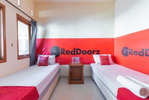 RedDoorz near Pasar Pagi 2 by Cassana