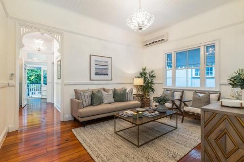 Luxury Queenslander Awaits! Sleeps 8, 3 car parks