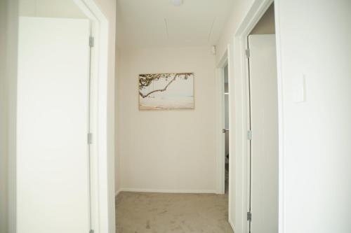 Stylish 4BR Home, Netflix, Walk to Eateries and Schools, Auckland (photo 10)
