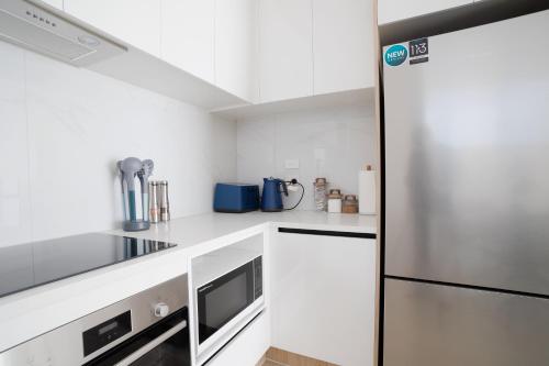 مطبخ, Stylish 4BR Home, Netflix, Walk to Eateries and Schools in هوويك