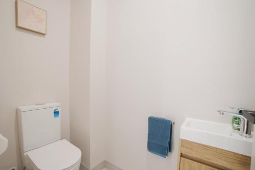 Stylish 4BR Home, Netflix, Walk to Eateries and Schools, Auckland (photo 8)