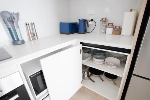 Stylish 4BR Home, Netflix, Walk to Eateries and Schools, Auckland (photo 7)