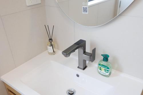 Stylish 4BR Home, Netflix, Walk to Eateries and Schools, Auckland (photo 9)