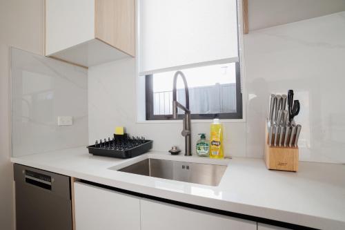 مطبخ, Stylish 4BR Home, Netflix, Walk to Eateries and Schools in هوويك