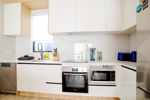 مطبخ, Stylish 4BR Home, Netflix, Walk to Eateries and Schools in هوويك