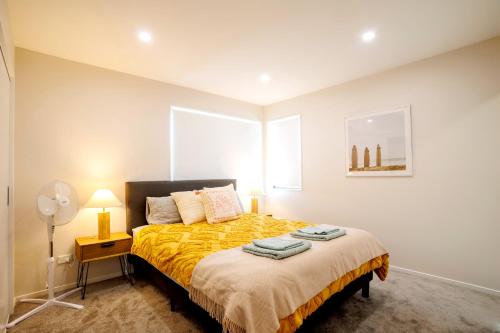 Stylish 4BR Home, Netflix, Walk to Eateries and Schools, Auckland (photo 5)