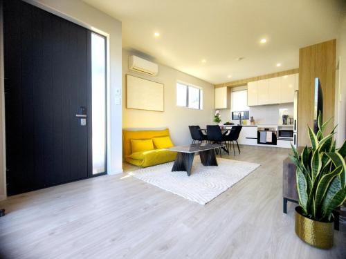 Stylish 4BR Home, Netflix, Walk to Eateries and Schools in هوويك