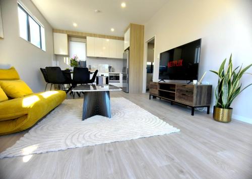Stylish 4BR Home, Netflix, Walk to Eateries and Schools, Auckland