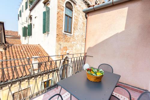 Cà Manzoni Apartment with Terrace - image 8