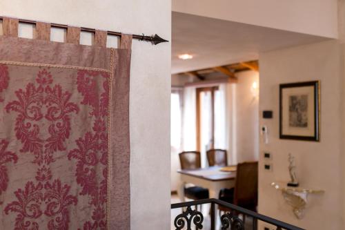 Cà Manzoni Apartment with Terrace - image 7