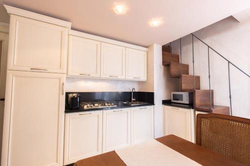 Cà Manzoni Apartment with Terrace - image 12