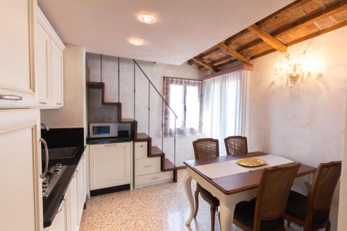 Cà Manzoni Apartment with Terrace - image 11