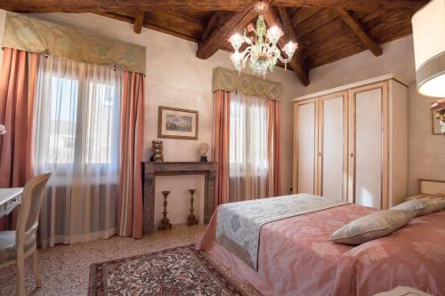 Cà Manzoni Apartment with Terrace, Venice