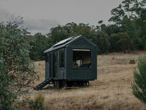 Remote Off-Grid Cabin in the Wilderness - Jude in Mūnambela