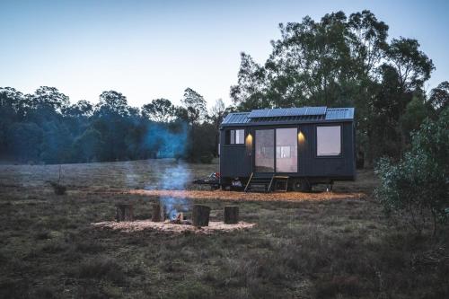 Remote Off-Grid Cabin in the Wilderness - Jude in Mūnambela