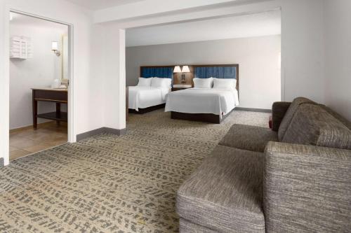2 queen beds, 1 sofa bed