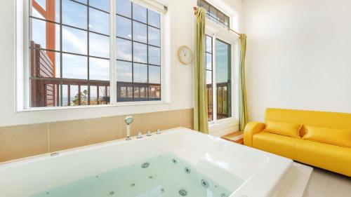 room detail thumbnail 2