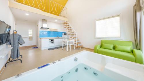 room detail thumbnail 2
