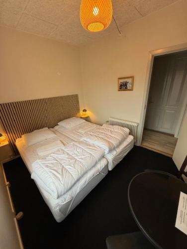 Folsted - Værelse 104 med eget badeværelse og fri parkering, Bindslev (foto 4)