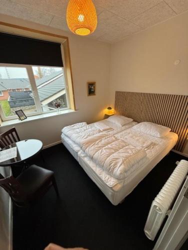 Folsted - Værelse 104 med eget badeværelse og fri parkering, Bindslev (foto 5)