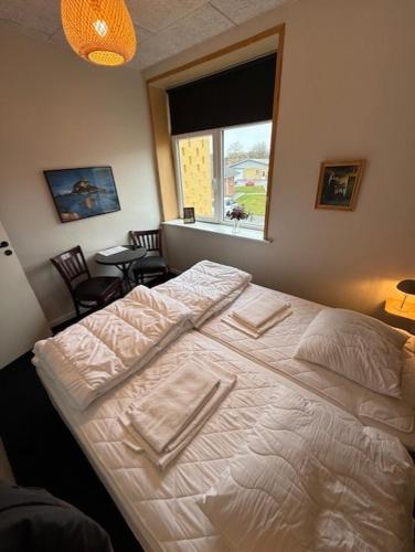Folsted - Værelse 104 med eget badeværelse og fri parkering, Bindslev (foto 6)