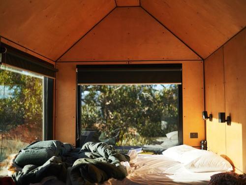 Designer Off-Grid Cabin Retreat by Famous Startup - Neada in Mūnambela
