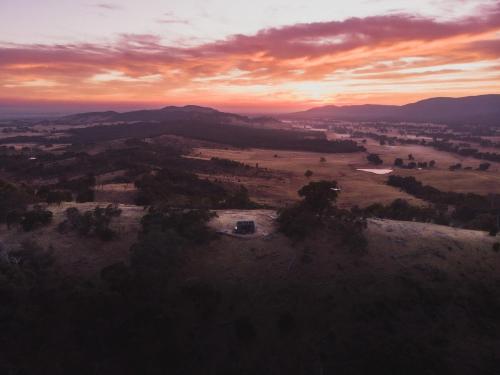 Designer Off-Grid Cabin Retreat by Famous Startup - Neada in Mūnambela