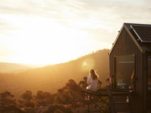 Designer Off-Grid Cabin Retreat by Famous Startup - Neada in Mūnambela