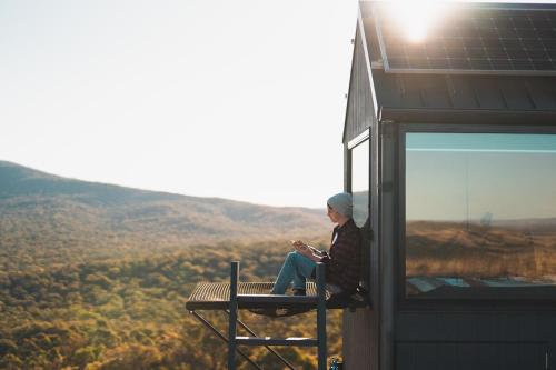 Designer Off-Grid Cabin Retreat by Famous Startup - Neada in Mūnambela