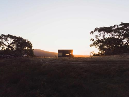 Designer Off-Grid Cabin Retreat by Famous Startup - Neada in Mūnambela