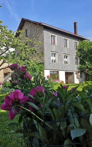 GITE DE MONTAGNE "LE CALOU" AVEC CHEMINEE ET JACUZZI situé à St Laurent-en-Grandvaux (GITE DE MONTAGNE "LE CALOU" AVEC CHEMINEE ET JACUZZI situe a St Laurent-en-Grandvaux) in แซ็ง-ปิแยร์